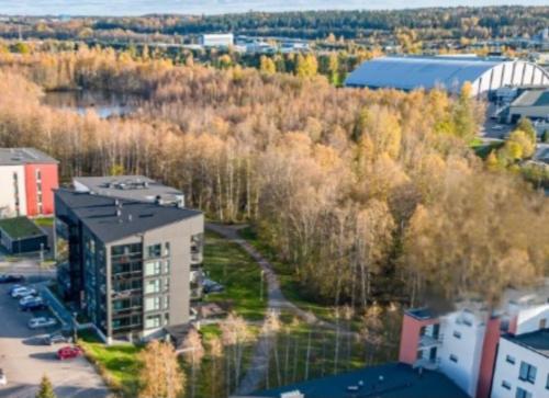 坦佩雷Modern apartment near Tampereen Messukeskus, with own private and free parking的树木和建筑的城市空中景观