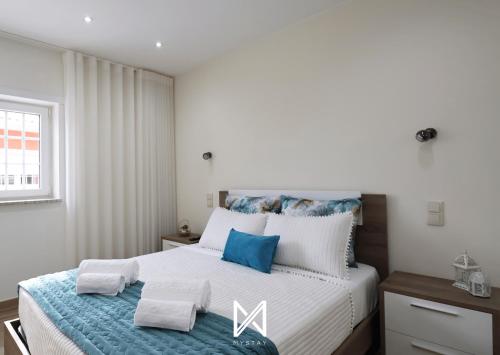 比索达雷加MyStay - Oliveira Douro House的一间卧室配有一张蓝色调的大床