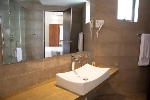 科伦坡Marine Suites的一间带水槽、淋浴和镜子的浴室