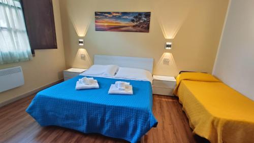 瓜尔迪斯塔洛Residence Ristorante Il Paradiso的一间卧室配有两张带毛巾的床