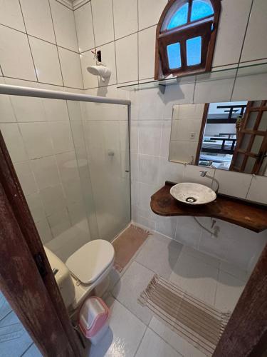 阿拉亚尔达茹达Aluê Hostel的一间带卫生间、水槽和镜子的浴室