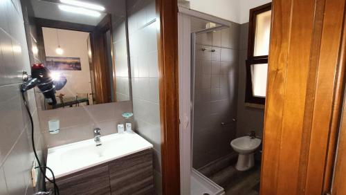 瓜尔迪斯塔洛Residence Ristorante Il Paradiso的一间带水槽、镜子和卫生间的浴室