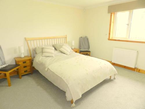 邓弗里斯Annexe Meadowbank Dumfries的卧室配有床、椅子和窗户。
