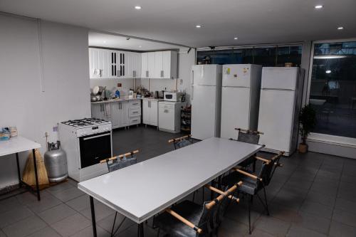 伊斯坦布尔Studio in a social environment的厨房配有白色家电和白色桌子