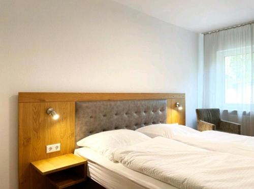 弗里茨拉尔Herr Berge的一间卧室配有一张大床和木制床头板