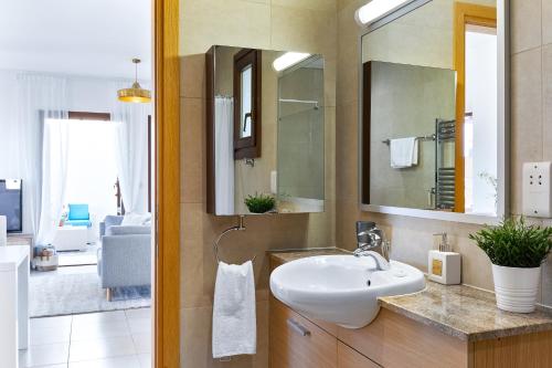 库克里亚1 bedroom Apartment Pyrgos with beautiful sea and sunset views, Aphrodite Hills Resort的一间带水槽和镜子的浴室