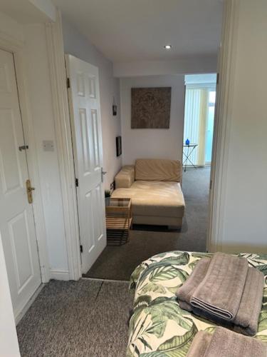 诺丁汉Bestwood Lodge Studio的一间卧室配有一张床,客厅配有沙发