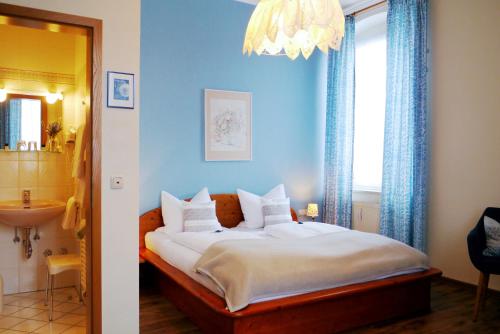 瓦尔德纳布河畔诺伊施塔特格拉德酒店的一间卧室配有一张大床和一个吊灯。