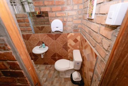 卡哈马卡Cabaña Kinti Yuraq en Kinti Wasi的一间带卫生间和水槽的浴室
