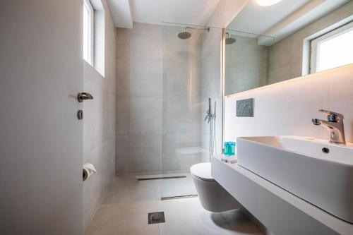 米蒂利尼萨福公寓的白色的浴室设有水槽和卫生间。