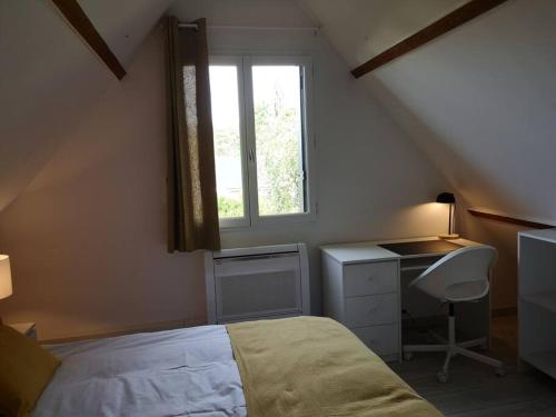谢韦尔尼Gîte des Pins-Chambord-Beauval的一间卧室配有一张床、一张书桌和一个窗户。