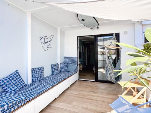 洛斯克里斯蒂亚诺斯WOW APARTMENT WITH PRIVATE JACUZZI and 2 terraces的阳台配有蓝色靠垫和吊床。
