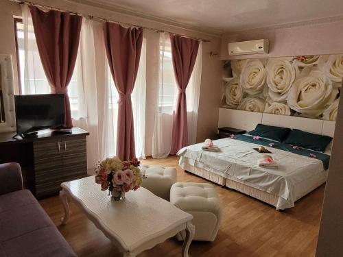 ChereshaХотел “Райски кът”的卧室配有一张墙上玫瑰床。