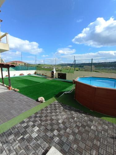 阿鲁达杜什维纽什Sossego e tranquilidade - Valley Guest House - Perto de Lisboa的后院设有游泳池和绿草