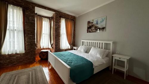 伊斯坦布尔Lia Suit Beşiktaş的一间卧室设有一张床和两个窗户。