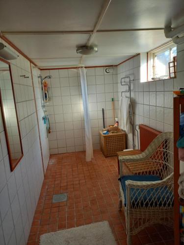 瓦尔贝里Ljust boende, egen ingång och trädgård i centrum的带淋浴的浴室和瓷砖地板。