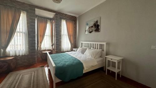 伊斯坦布尔Lia Suit Beşiktaş的一间卧室设有一张床和两个窗户。