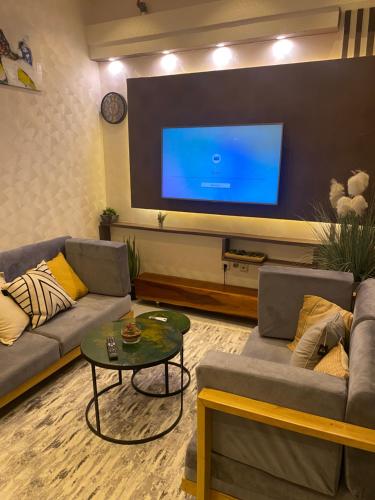 科托努Emefa Room的客厅配有两张沙发和一台大屏幕电视