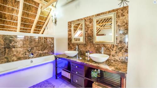 惠灵顿13 Vergezicht House in Wellington SA的浴室设有2个水槽和2面镜子