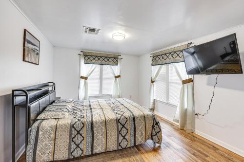 埃尔多拉多Charming El Dorado Retreat Near Main Street!的一间卧室配有一张床和一台平面电视
