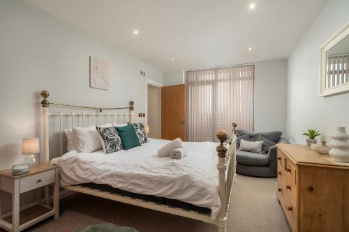 沃特福德Spacious Penthouse - Sleeps 6, Ideal for Contractors, Families & Business Travellers - Free Parking的一间卧室设有一张床和一间客厅。