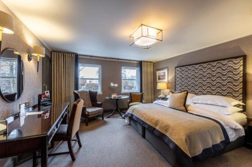 阿伯丁The Marcliffe Hotel and Spa的配有一张床和一张书桌的酒店客房