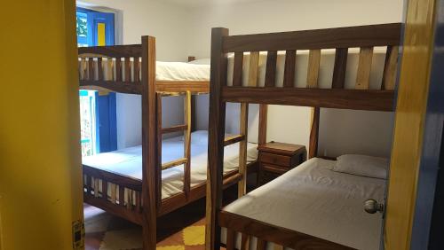 瓜塔佩Hotel sol del lago的客房设有两张双层床和一张床。