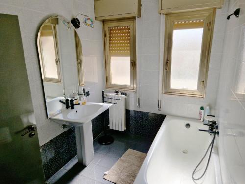 科米索Vincenti's House Comiso的浴室配有盥洗盆、浴缸和浴缸。