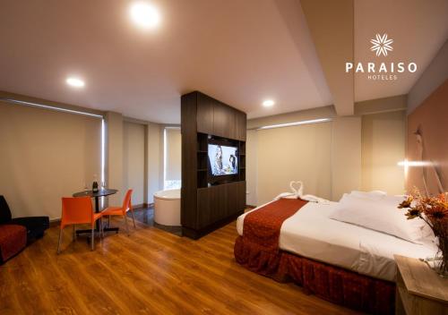 皮乌拉Hoteles Paraiso PIURA的酒店客房,配有床和电视