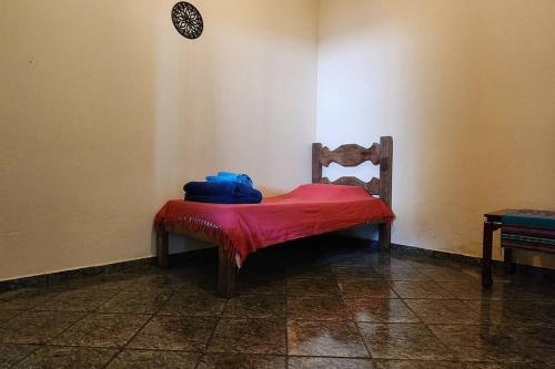 圣若昂-德雷Casa Dhamma的一张小床,位于客房的角落