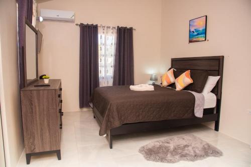 迪斯卡弗里贝Oceanview Jamaica的一间卧室配有一张床和镜子