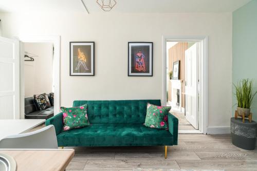 伦敦Shoreditch-bricklane-convenient-central-liverpoolstreet的一间客厅,客厅里设有绿色沙发