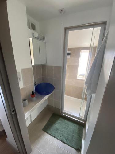 诺丁汉Quiet cosy 1 bedroom apartment Carrington F1的带淋浴和蓝色卫生间的浴室