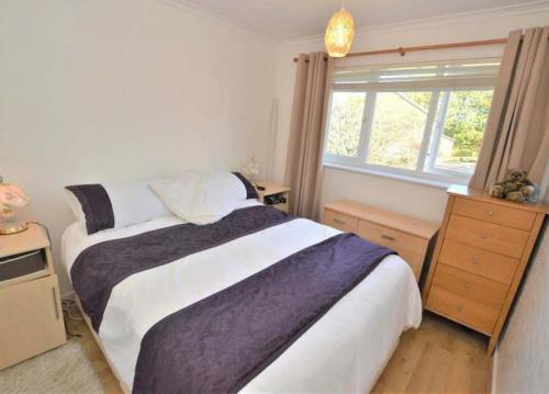 圣奥尔本斯Cosy & Peaceful 3B Home in Sandridge, St Albans的一间卧室设有一张大床和一个窗户。