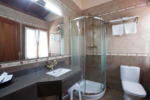 穆斯基斯拉斯棕榈穆斯基斯乡村酒店的带淋浴、盥洗盆和卫生间的浴室