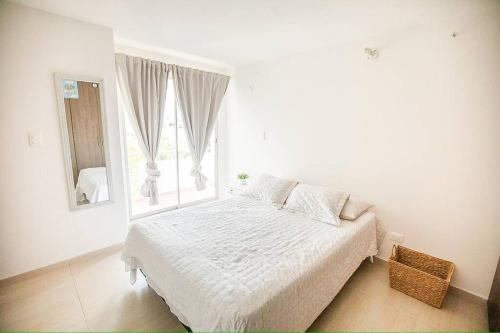 约帕尔Espectacular apartamento en excelente sector的白色的卧室设有床和窗户