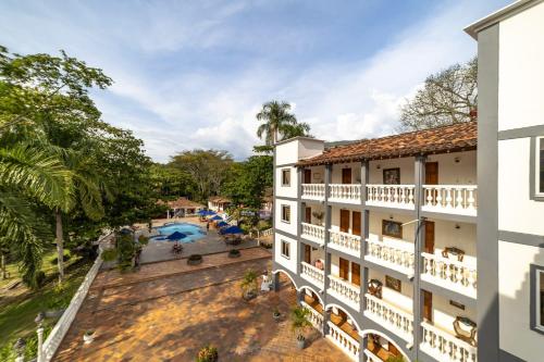 圣赫罗尼莫Hotel Posada San Sebastian的享有带游泳池的建筑的空中景致