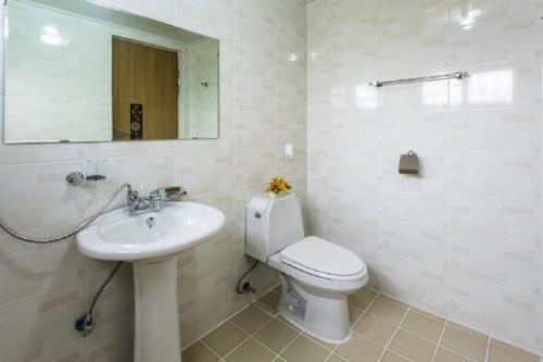济州市济州和洋旅馆的一间带卫生间、水槽和镜子的浴室