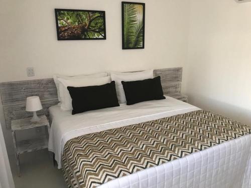 皮帕GIRASSÓIS - Suítes的卧室配有一张带两个枕头的大白色床