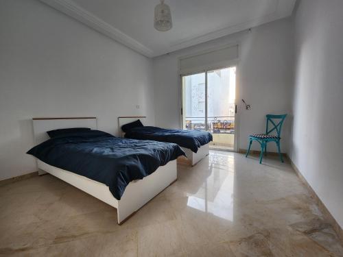 拉古莱特Gouletteparadis的一间卧室设有两张床和大窗户