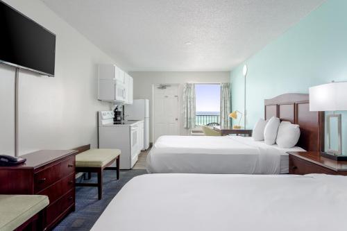 巴拿马城海滩比基尼海滩度假酒店的酒店客房设有两张床和电视。