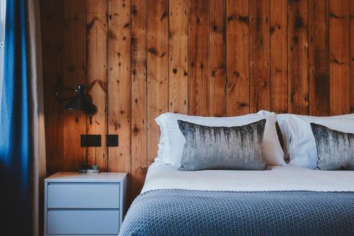 伦敦The Brownswood的一间卧室配有一张木墙床