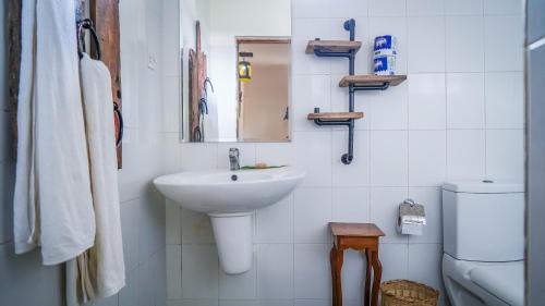 南威Nungwi House的一间带水槽、镜子和卫生间的浴室
