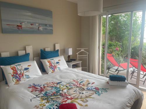 布雷斯特Brest and Breakfast vue mer的一间卧室设有一张床和一个带庭院的窗户。