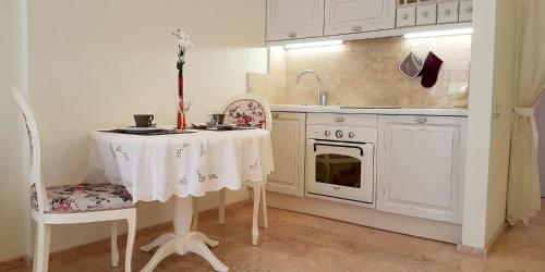 第聂伯罗基洛夫公寓酒店的厨房配有桌椅和水槽。