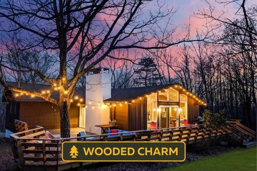 吉姆索普Chestnut Tree Lodge - Modern Wooded Escape的房屋前方有圣诞灯