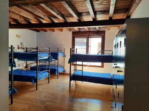 卡米诺新村La Casa de Mi Abuela的一间设有四张双层床的客房