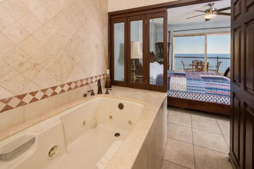 佩尼亚斯科港Sonoran SKY #910的带浴缸的浴室,享有海景。