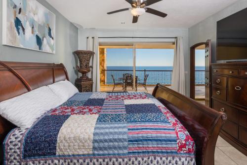 佩尼亚斯科港Sonoran SKY #910的一间卧室配有一张床,享有海景