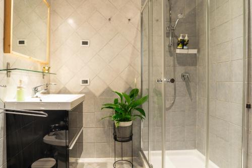 特雷维索Rialto 13的带淋浴、盥洗盆和卫生间的浴室